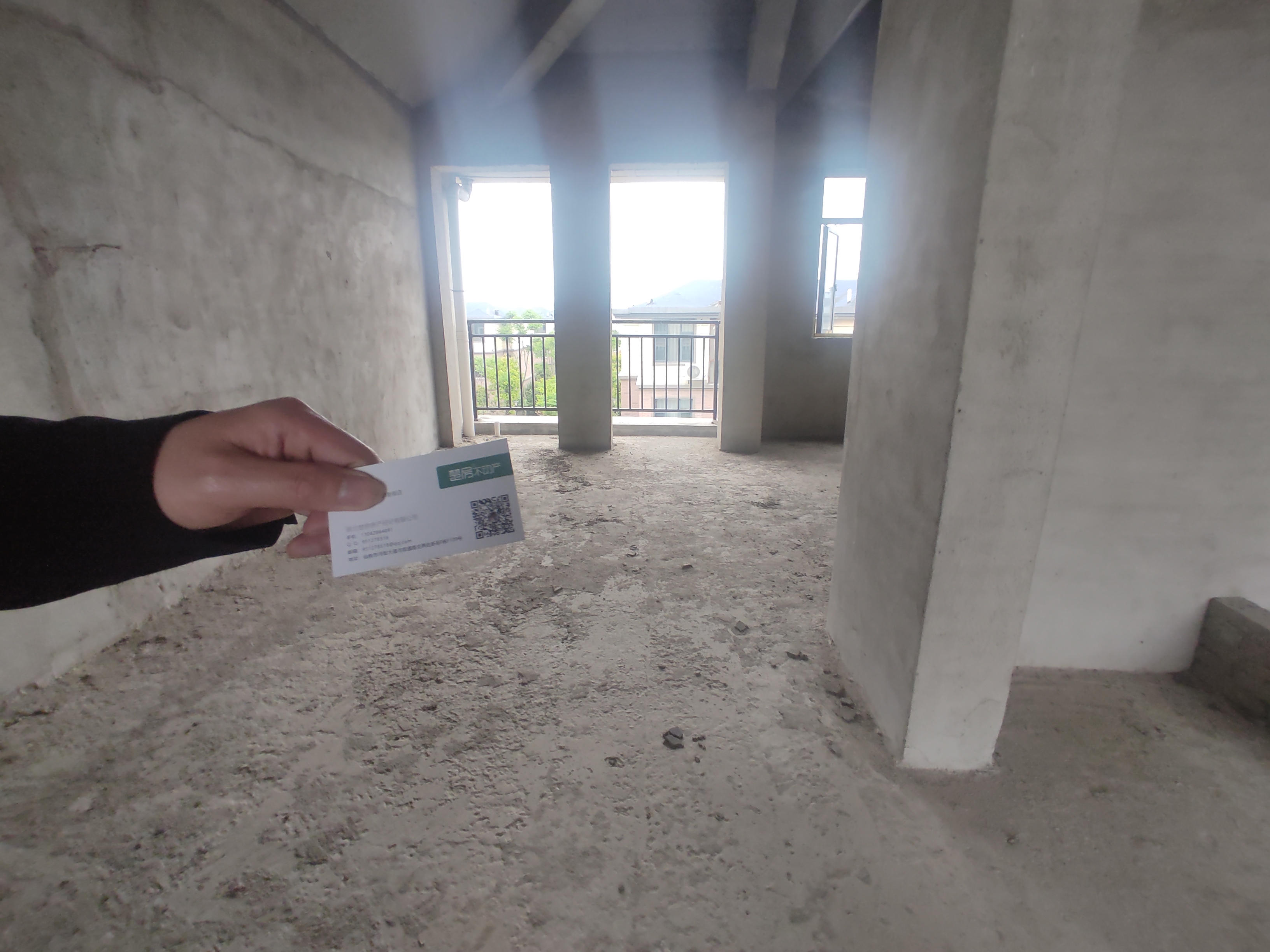 太子湖旁边联排别墅，性价比超高，业主诚心卖，看房方便