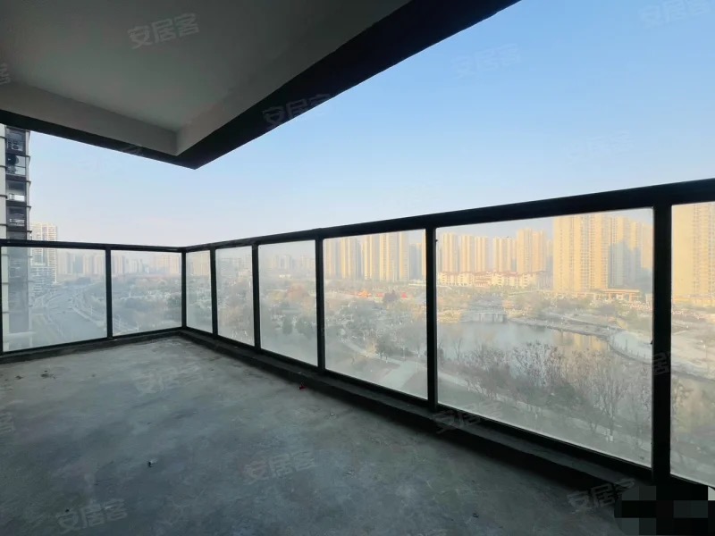 急售，蓝天白云，大平层 ​，单价6100+,，东边户 ，超大横厅，景观阳台，好楼层