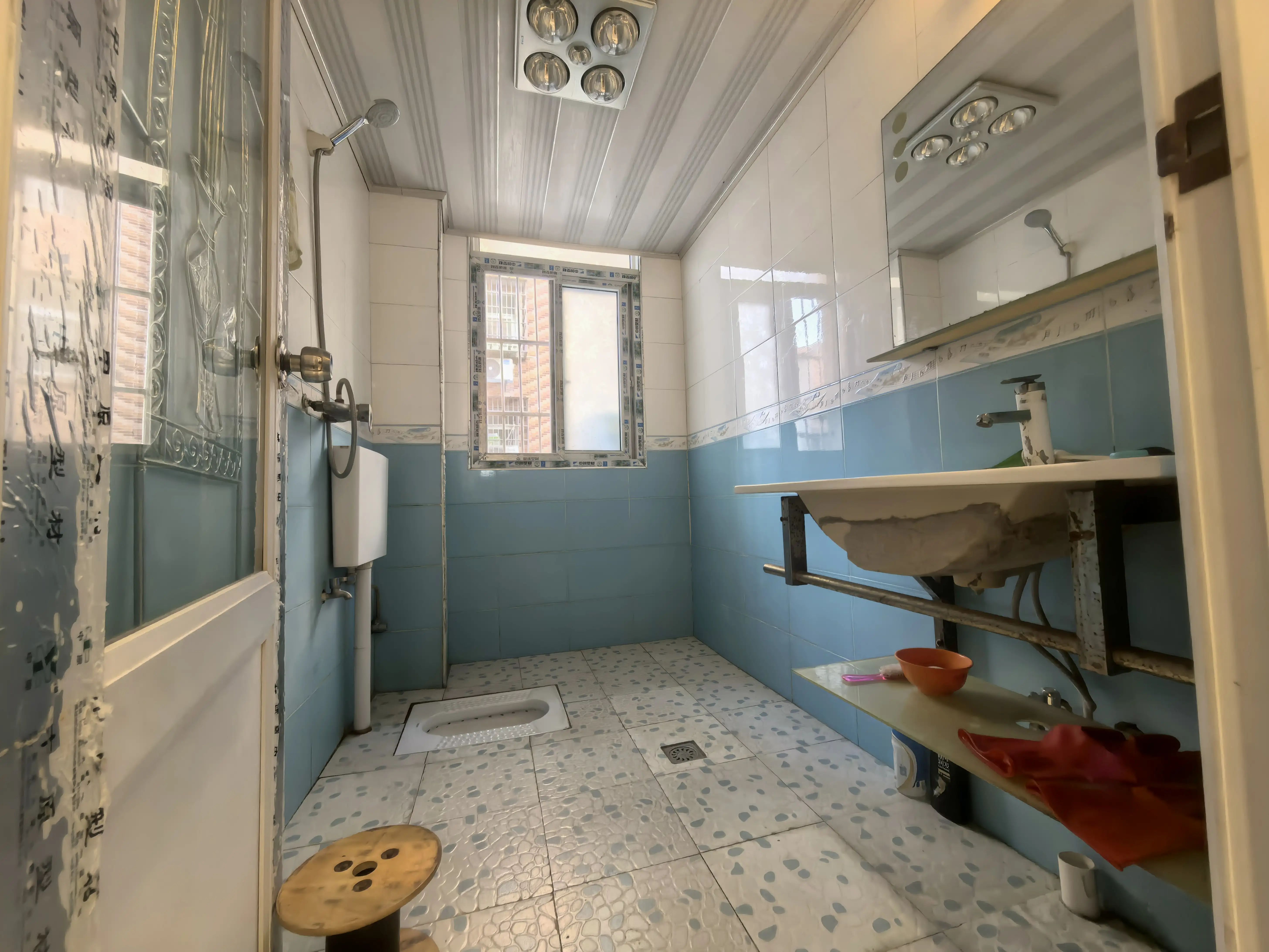 捡漏，商城旁边，步梯2楼，精装三房两卫，有院子好停车，诚心出售