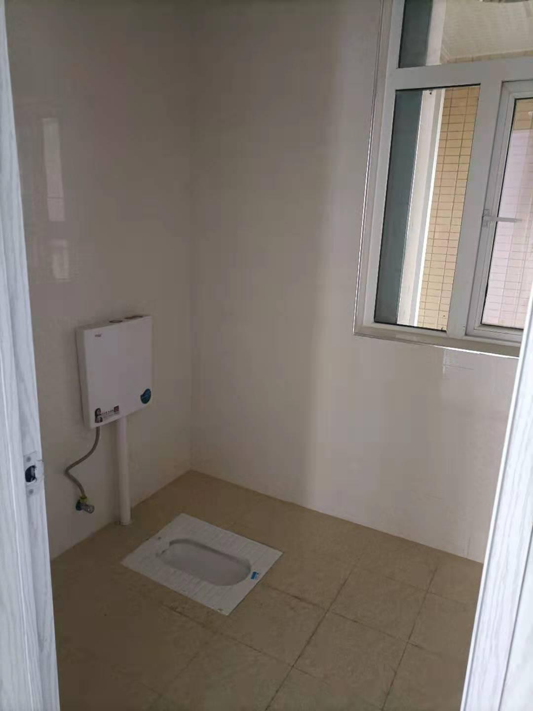 硬装装好了。证10月份满两年。可配合满