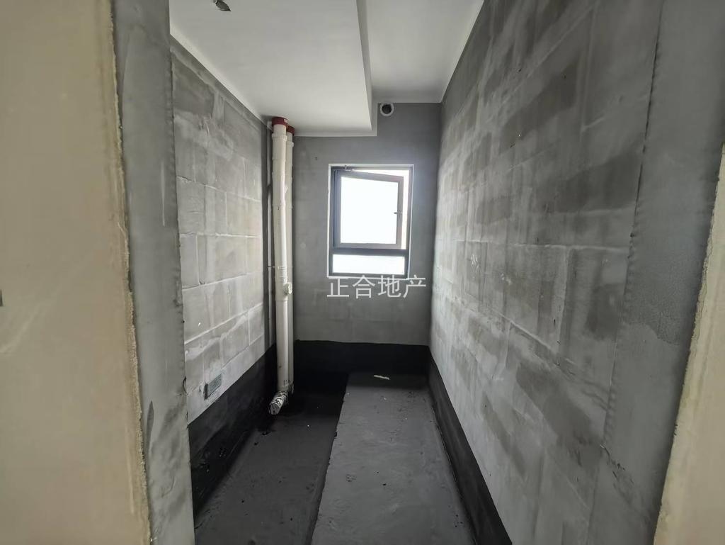 吾悦华府，4房2卫现房，中间好楼层东边户21楼，带车位，房东靠谱急卖，承担一半过户费，