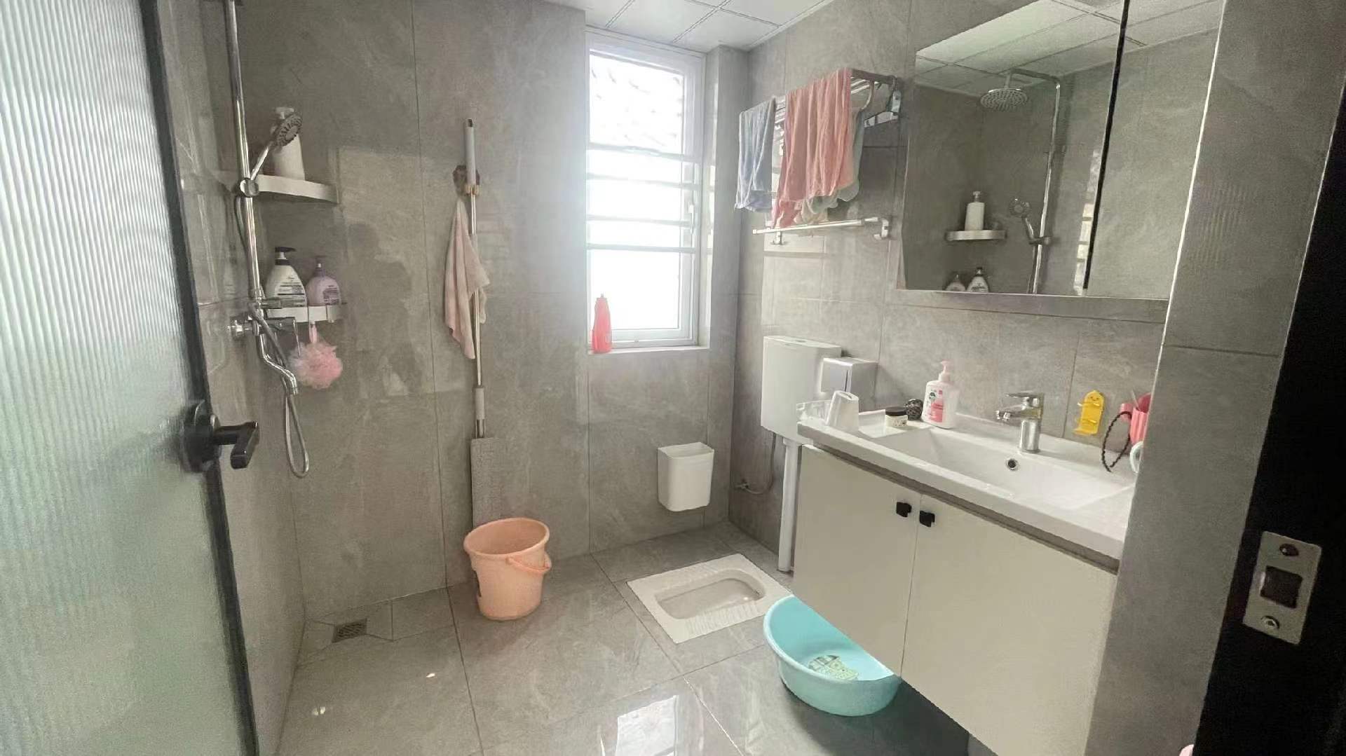 森林国际.精装四房.房子成色新.户型好.看房方便.证件满二