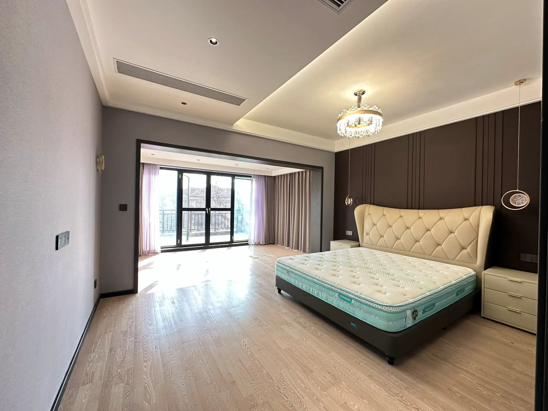 亏本出，绿地，‬别墅，边‮带户‬大院子，成色新，拎包入住