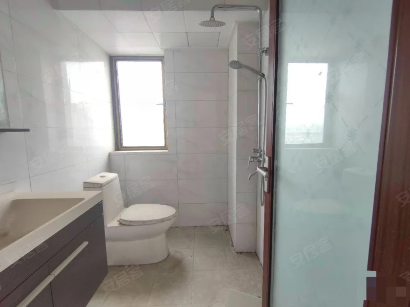 238，房东急售。城南C位，市民之家旁，电梯精装三房，好楼层9楼