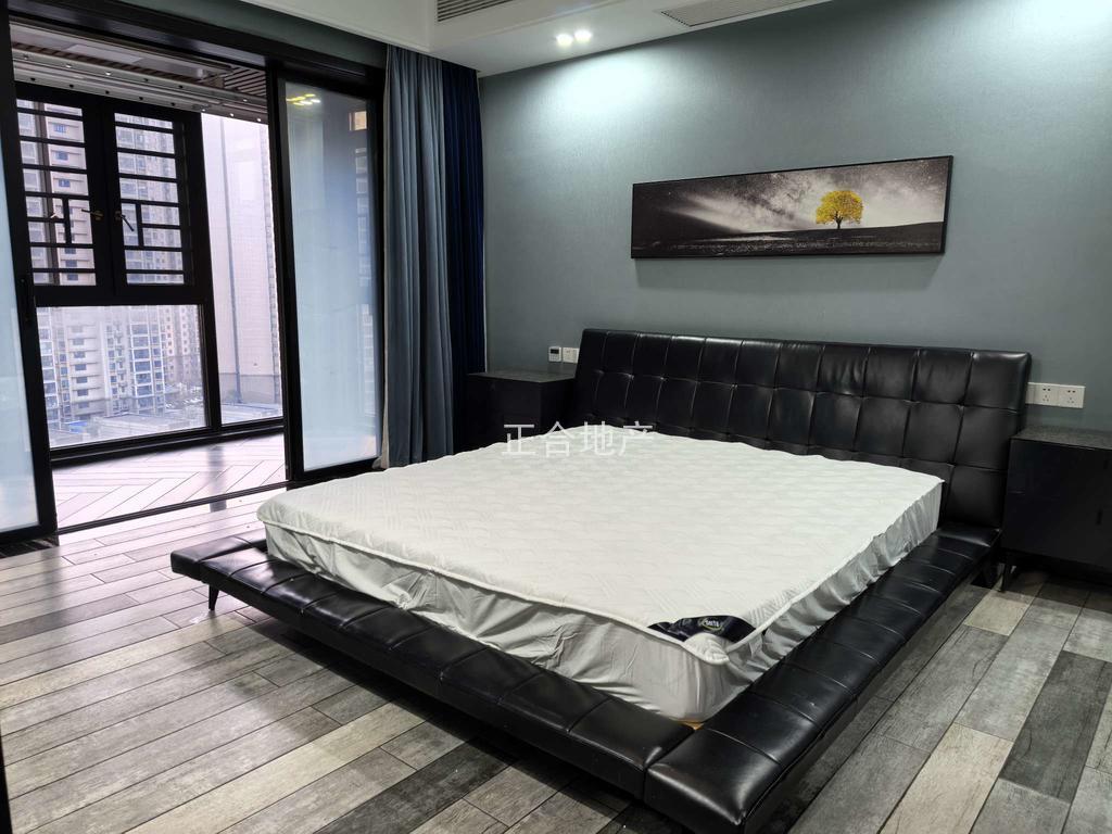 森林国际湖景房，电梯中间楼层，边户，精装三房两厅两卫，成色很新，业主诚心出售,全屋中央空调，地暖