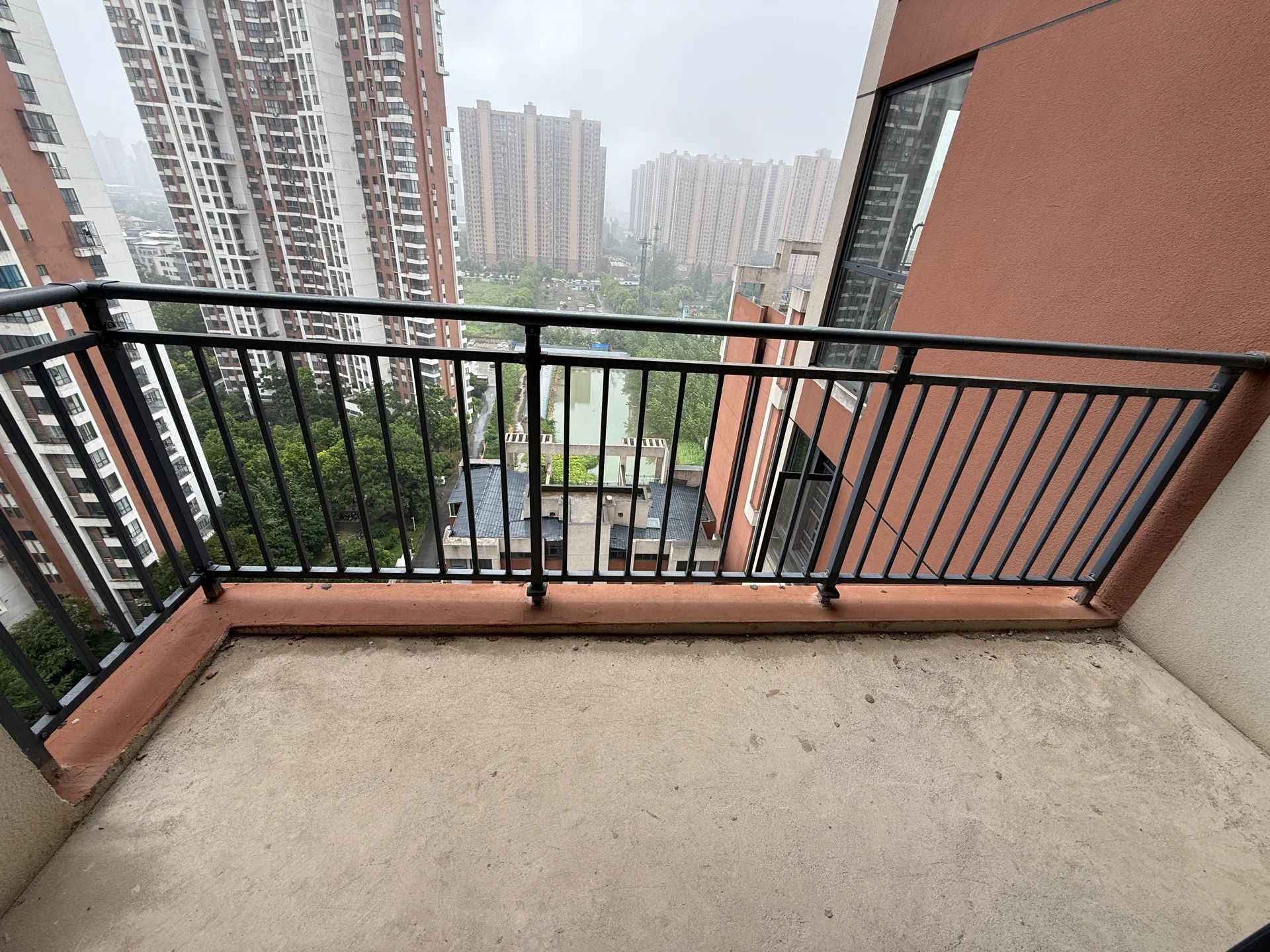 漏房，新妇幼对面，鸿升现代城二期，风和日丽三中，单价3000，证满二