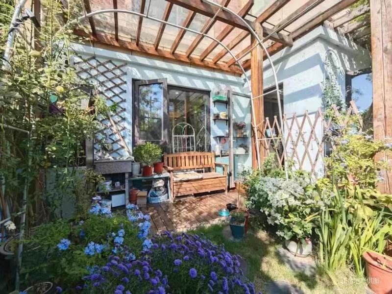 房东诚心出售，绿地香格里拉，一二楼复式​带花园洋房，有车位，