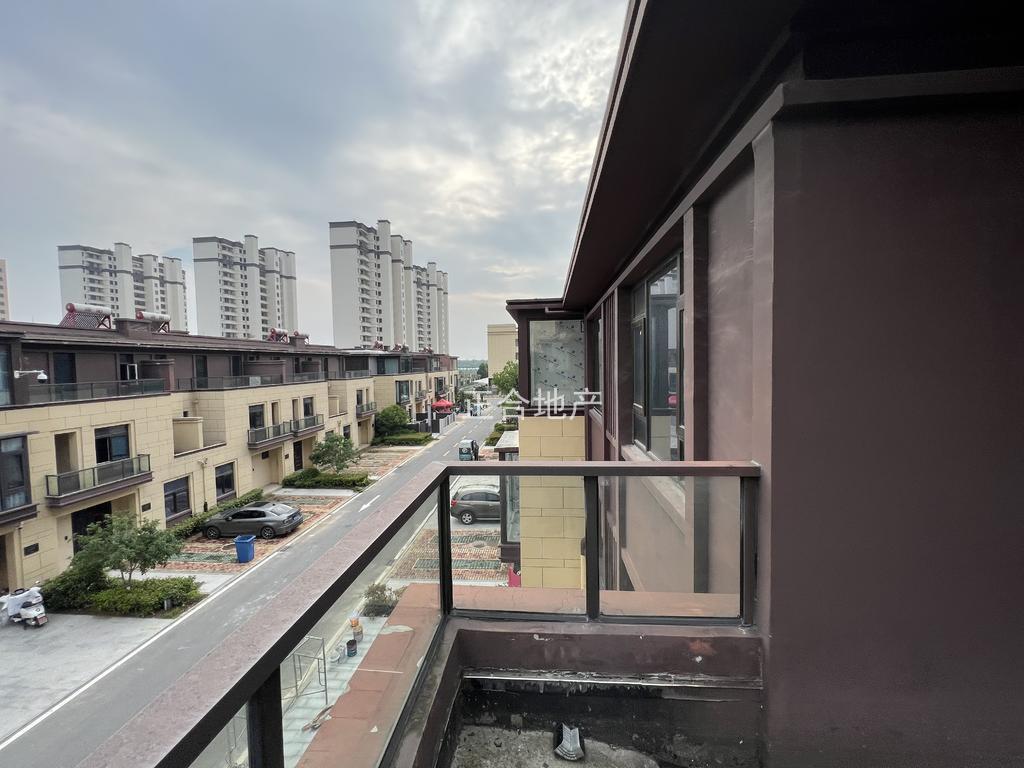 捡漏，边户，祥生观棠府别墅，一楼带大院，东边户，带两个车位，后有院子，阳光房，满二