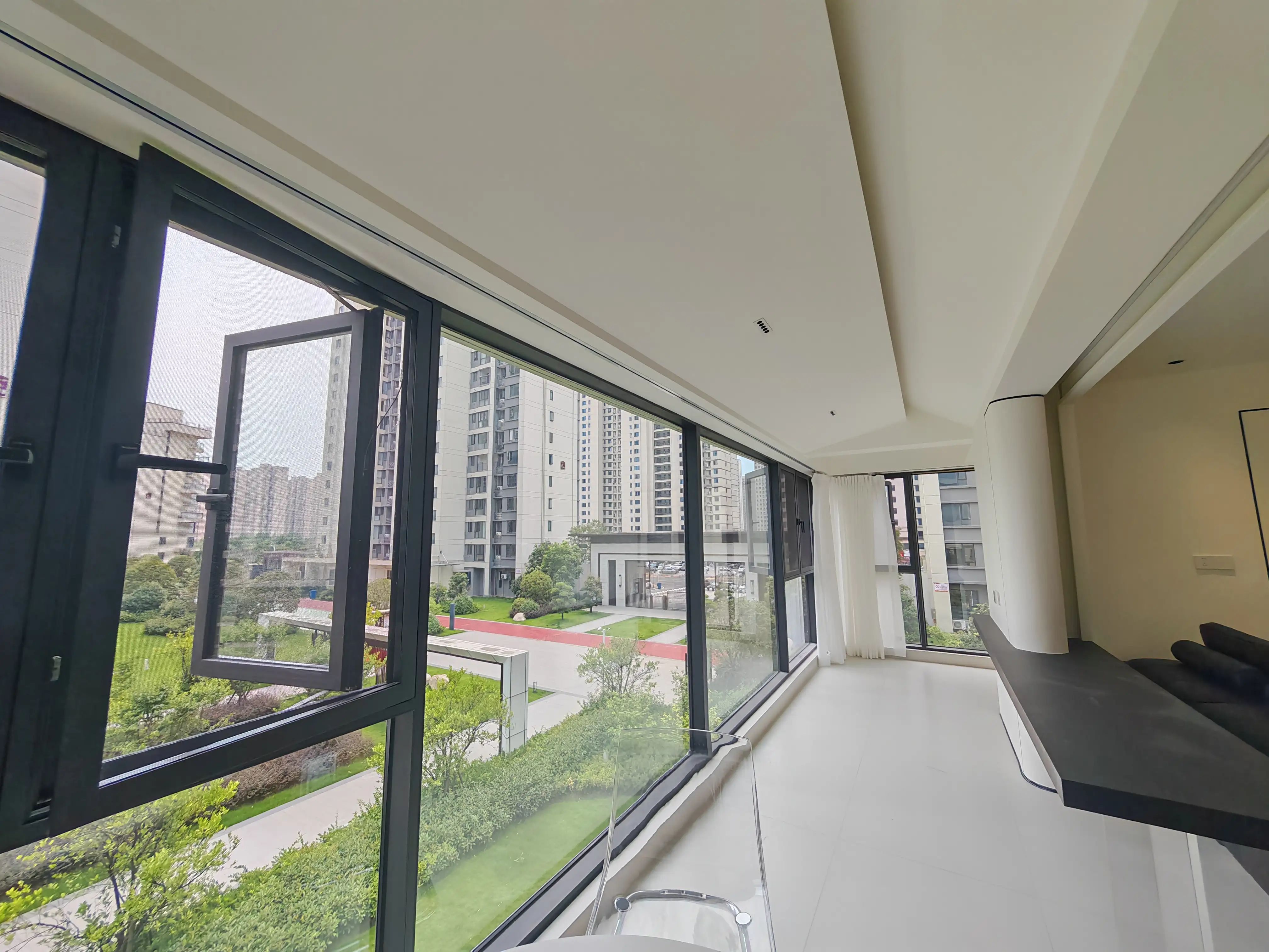 亏本出售，城南，蓝天花园。大平层，精装四房，全新装修，一梯一户，