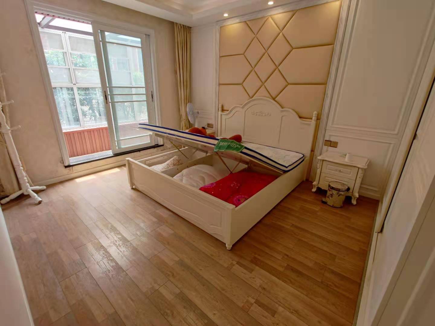 绿地华庭香格里拉复式带院子精装修没怎么住大阳台带车库看房方便