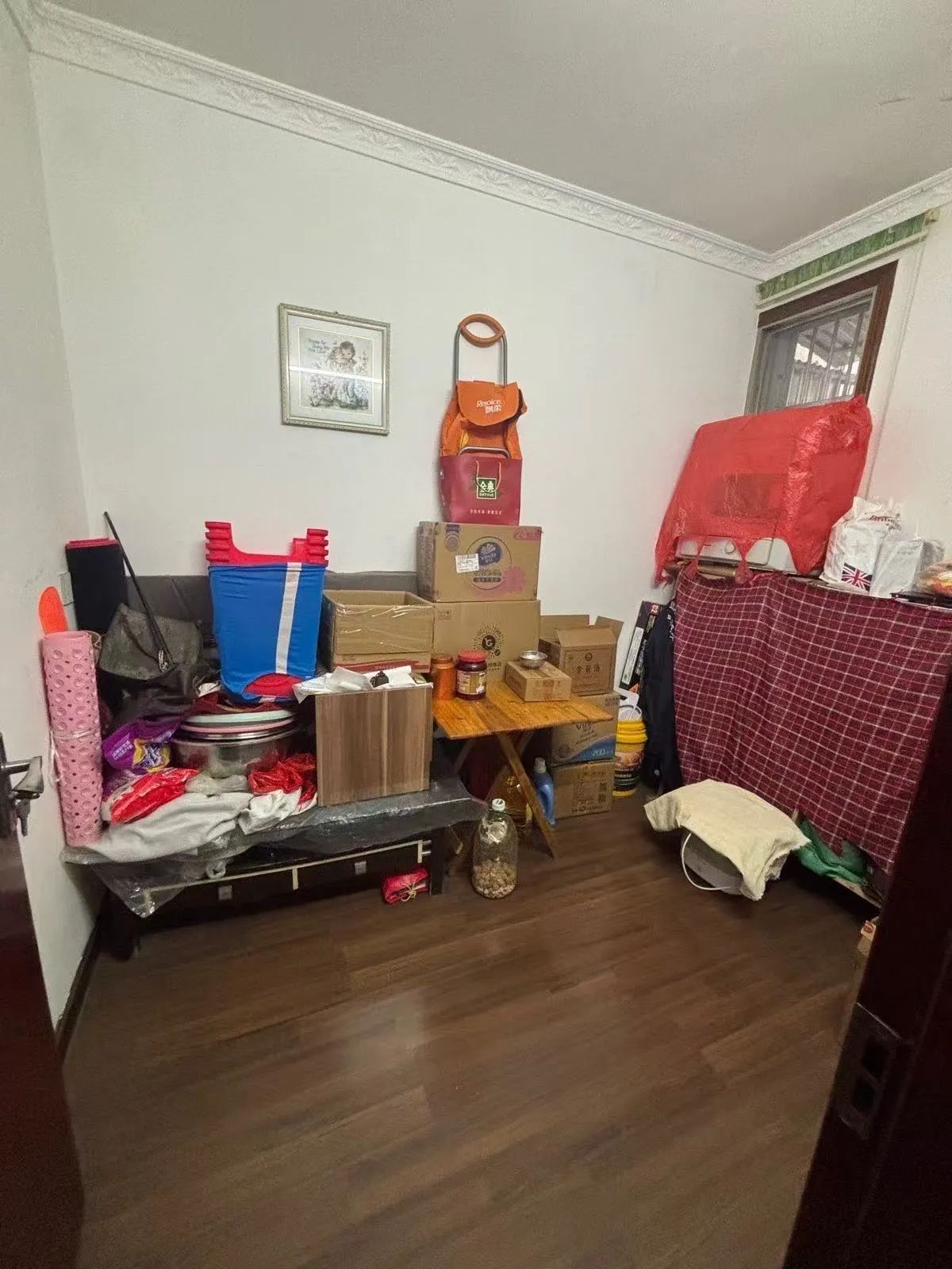 环球对面，步梯三楼，小区外墙新，有院子，3房2卫，证满二，看中可谈