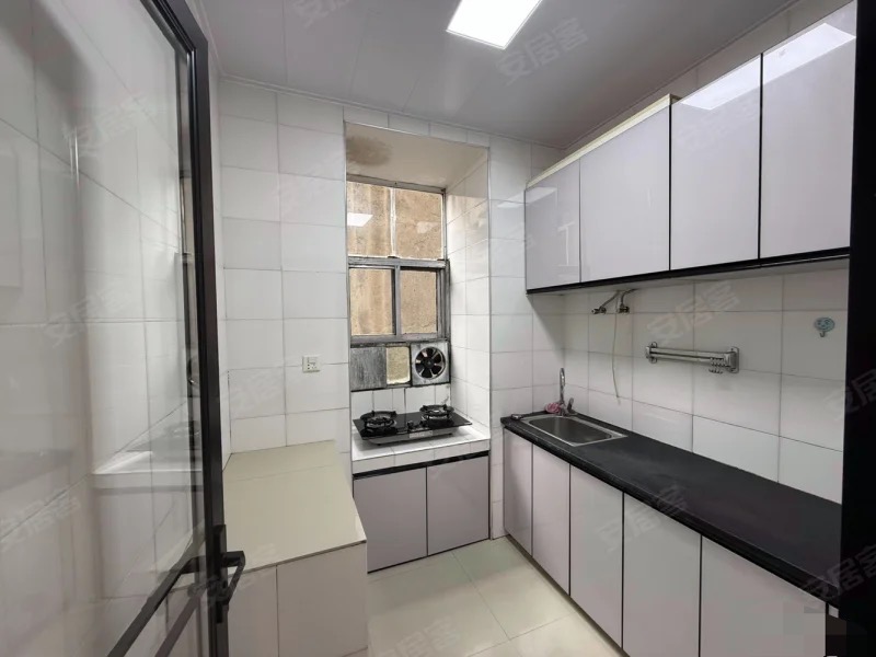 城南，精装两房，步梯三楼，一梯一户，有证