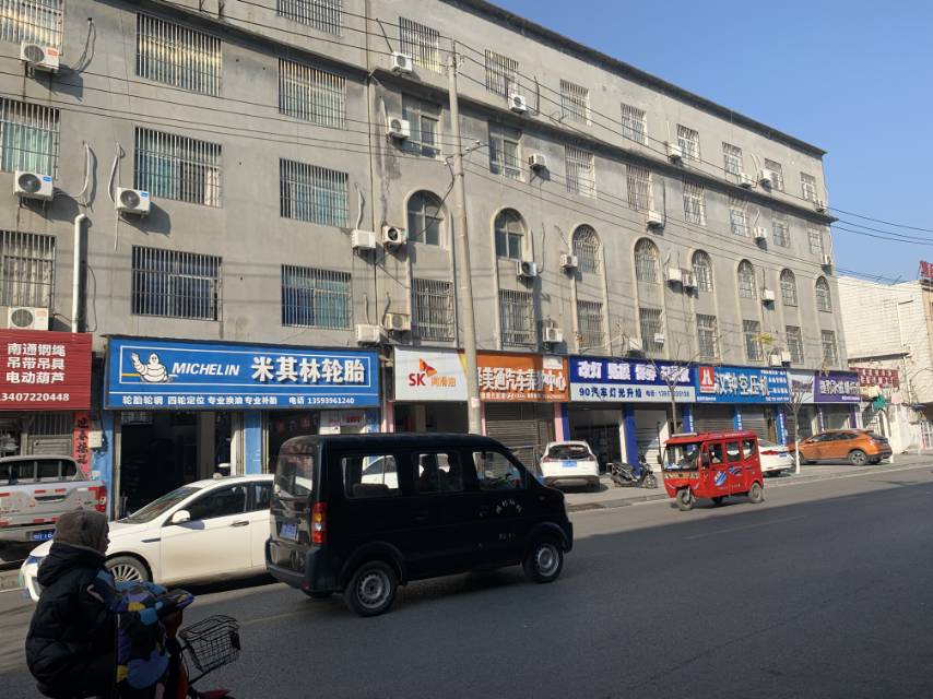 客运站对面,国有土地证，三证齐全五层半门面房出,