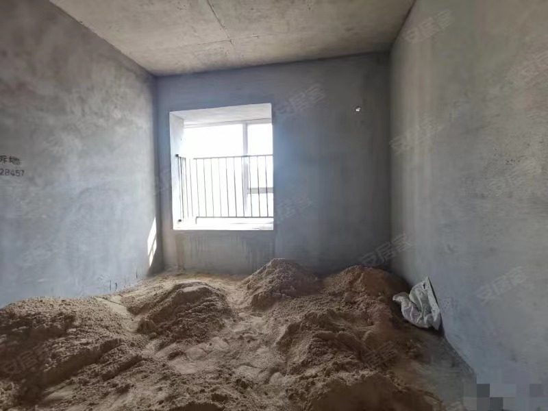 急售，房东亏本出，蓝天白云，东边户，中间好楼层，视野开阔，证即将满二