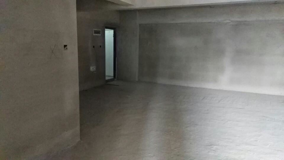 锦江国际95平米毛坯两房中间楼层诚意出售30万有钥匙！