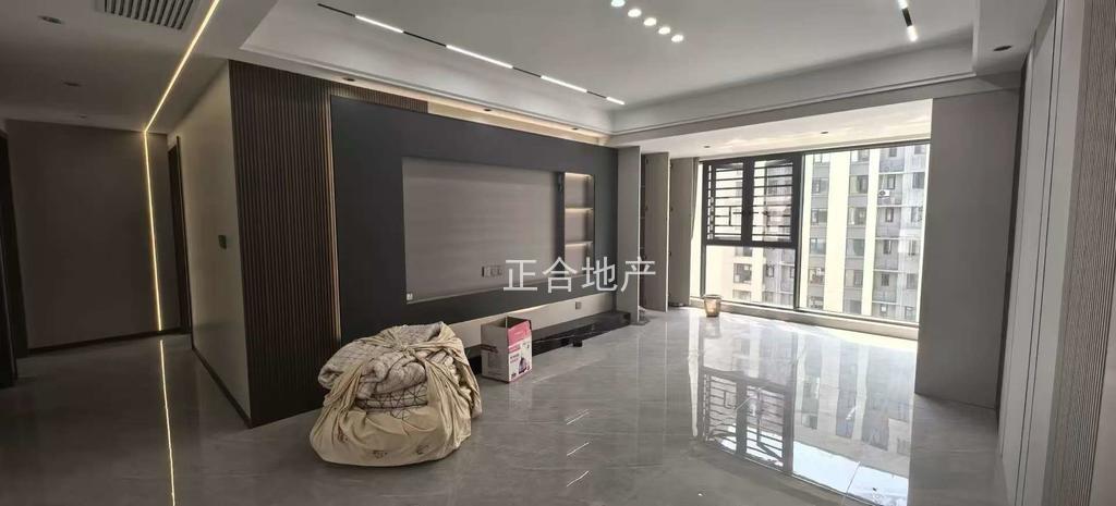 蓝‮花天‬园一‮一梯‬户，精装三房，地暖+中央空调，一‮未天‬住，小高层电梯12楼，双阳台