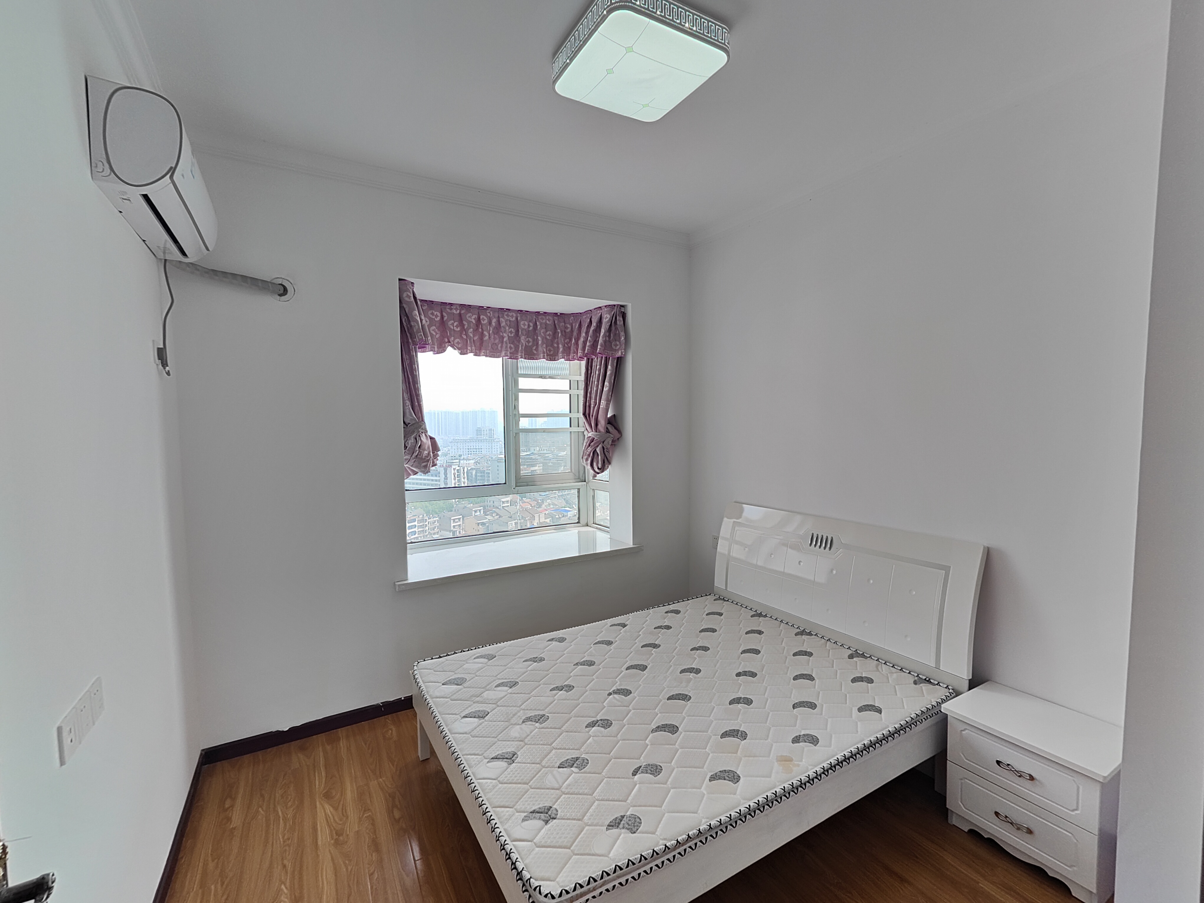 南国明珠精装大三房，边户南北通透，家电齐全拎包入住，出门就是沃尔玛交通生活方便