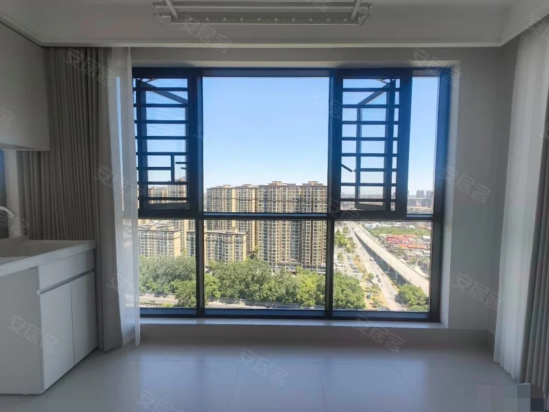 新城壹号五期，全新装修，法式简约风！好楼层，精装3房2卫，双阳台。单价6200一平