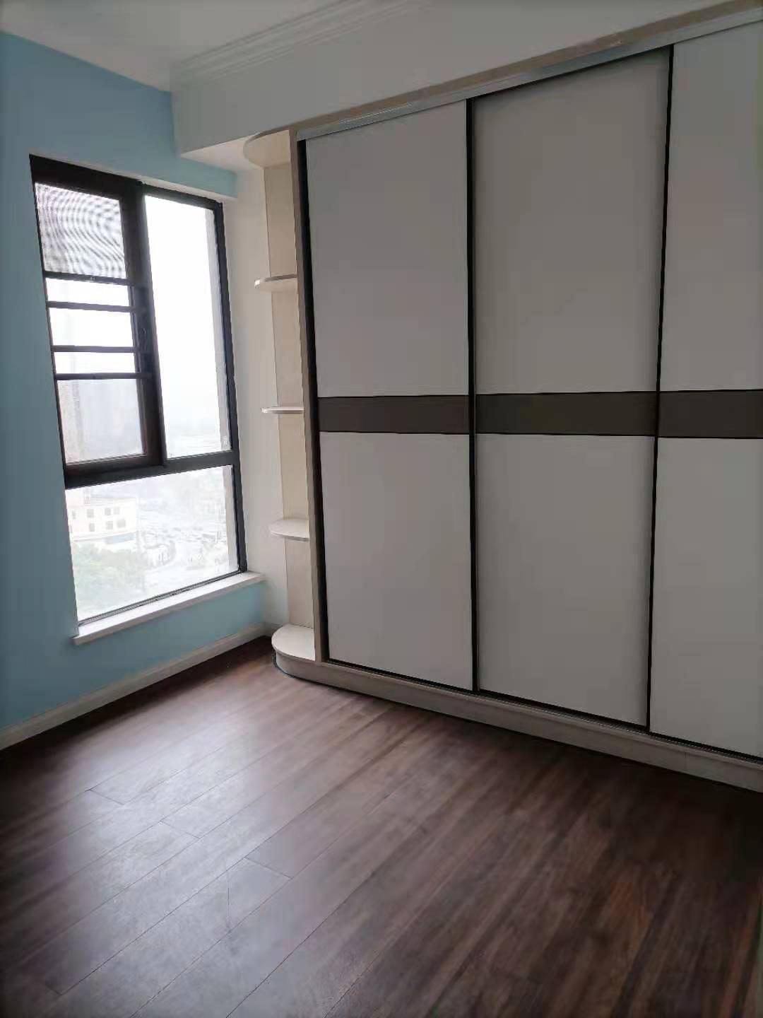 御台公馆证满两年，看房方便。精装修