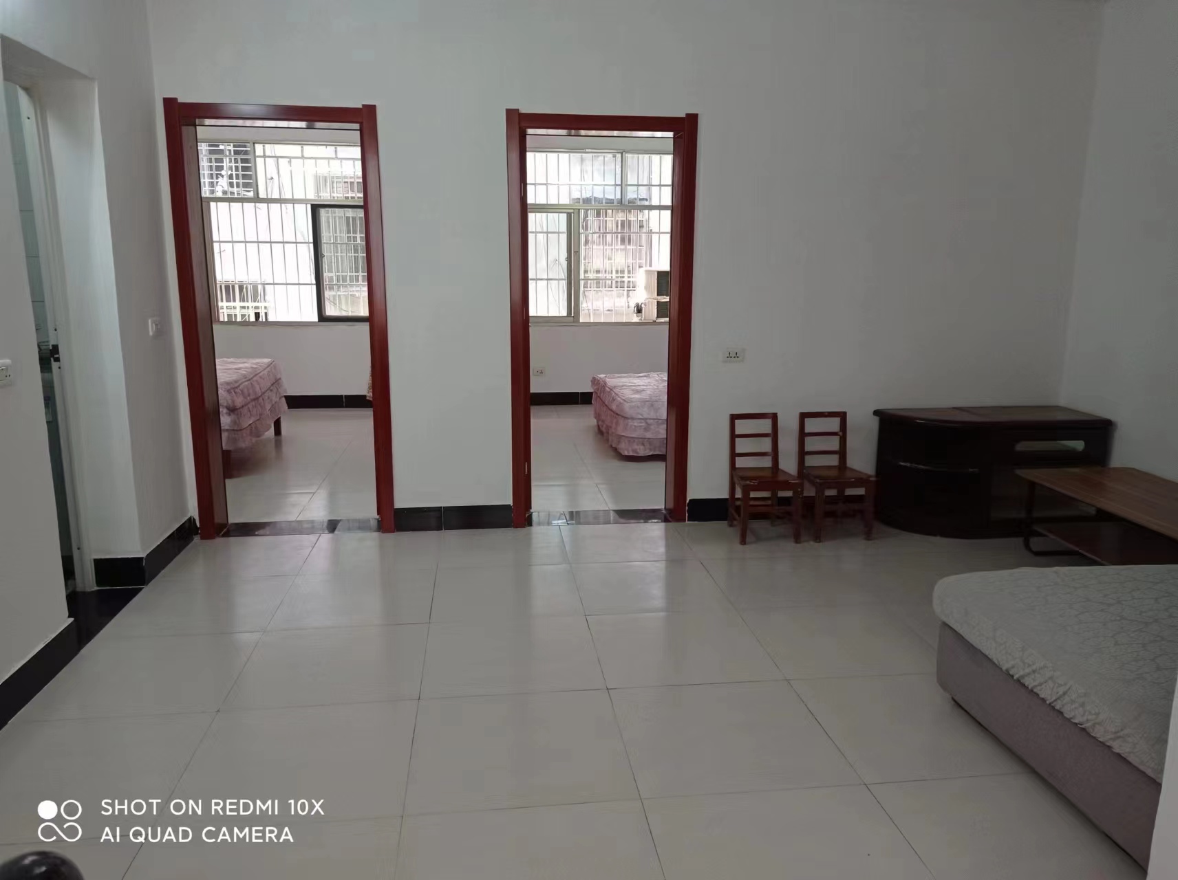 复州花园北门附近私房，四百平，搞么家都方便的吓人，上实验二小近的很，出门就是农贸