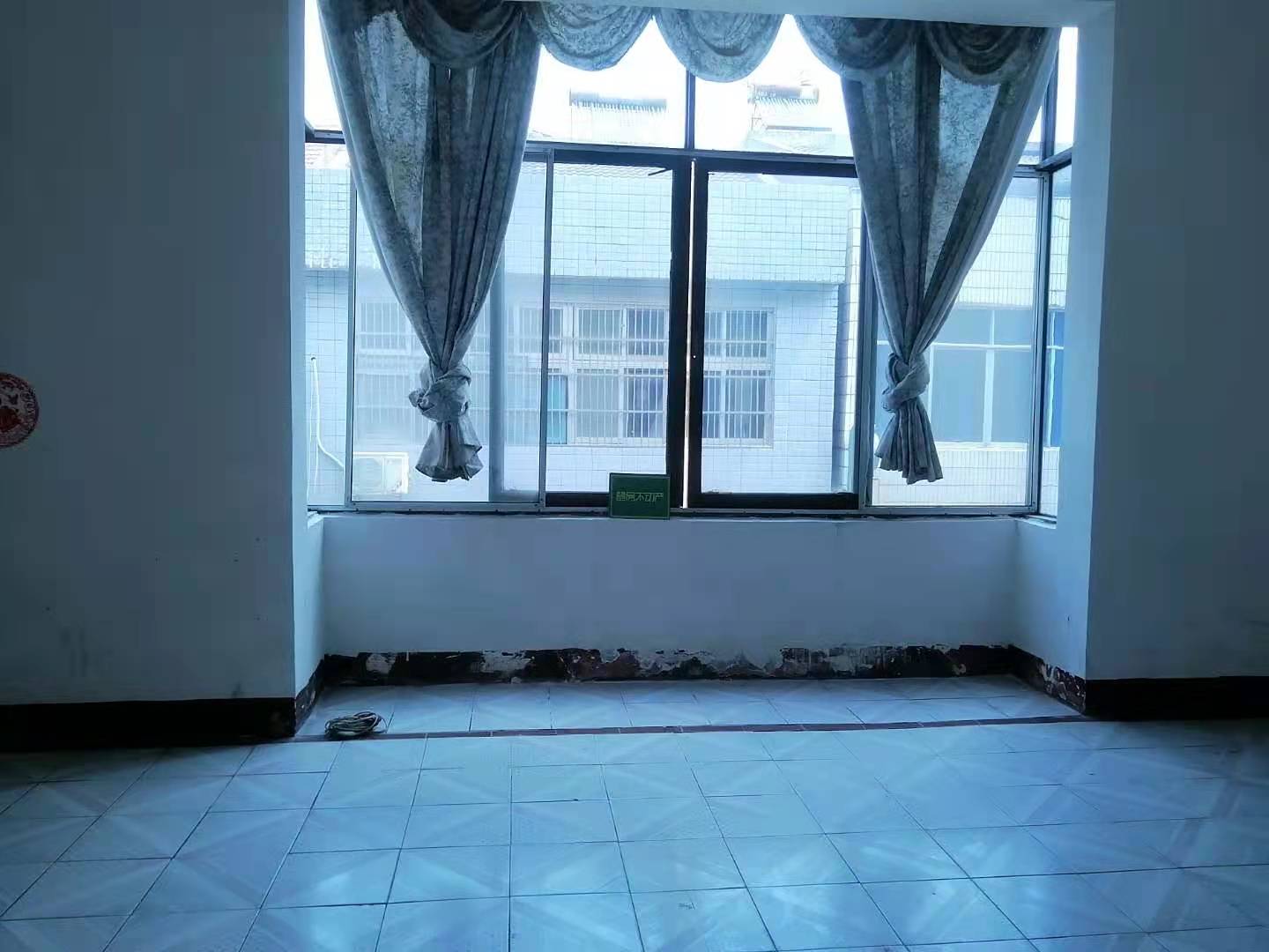 私房  街2间4层有证可过户门口可以走大货车非常方便