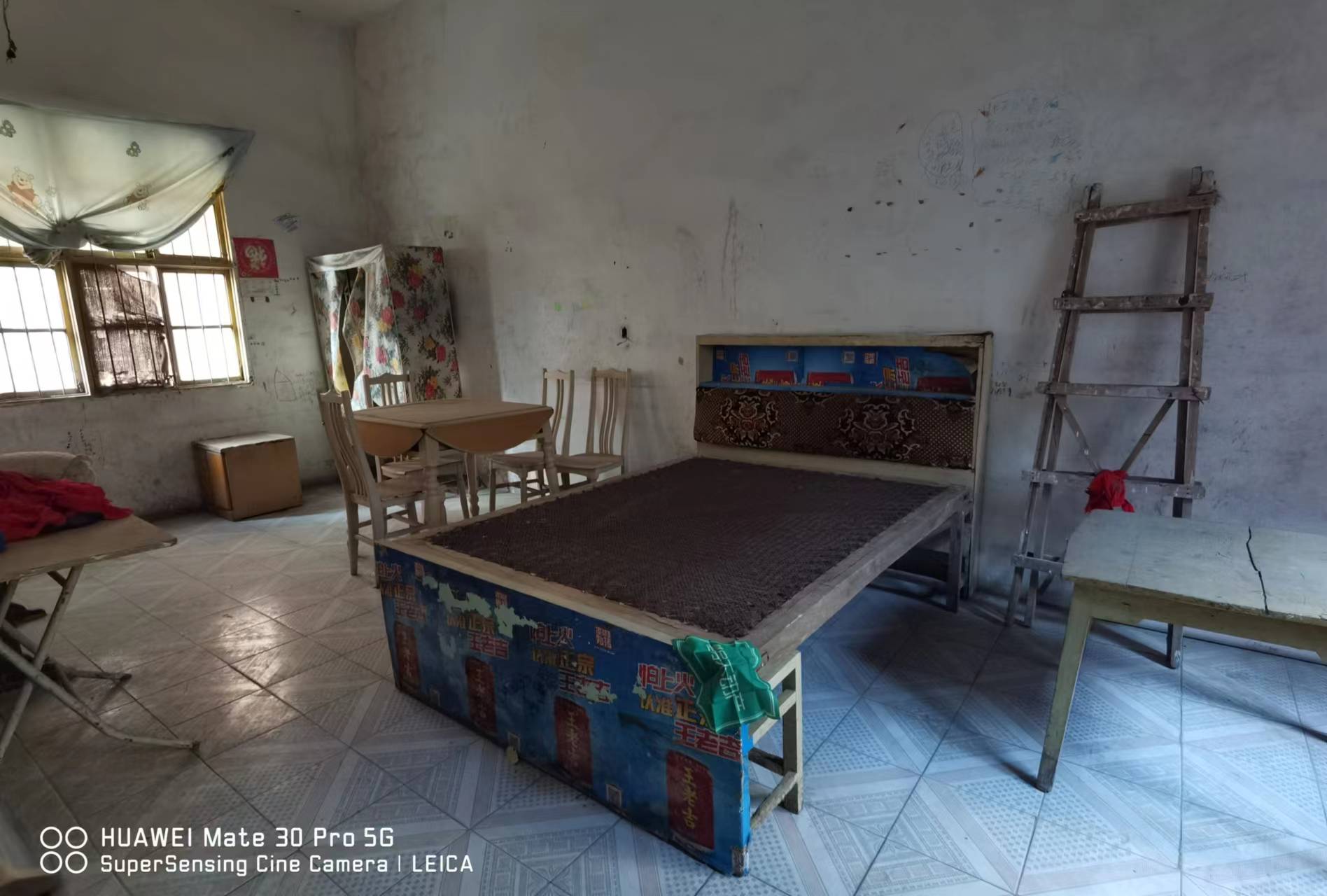 步行街旁私房两杆三层生活配套方便需要装修一下看房方便带露台带院子