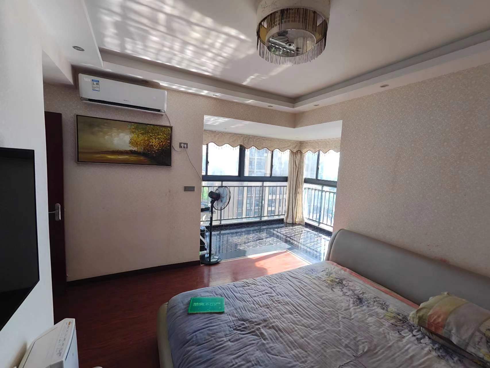 圣淘沙精装大两房通风好三面采光，双阳台，业主诚意出售，优质的吓人可以上公立嶨校，实验幼儿园，实验小穴，老三忠