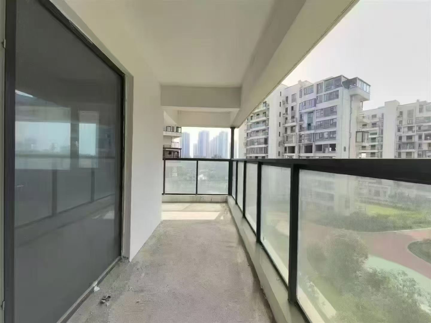 业主急售，蓝天花园，小‮层高‬洋房，好楼层5楼，一梯一户，7字转角‮阳大‬台，边户