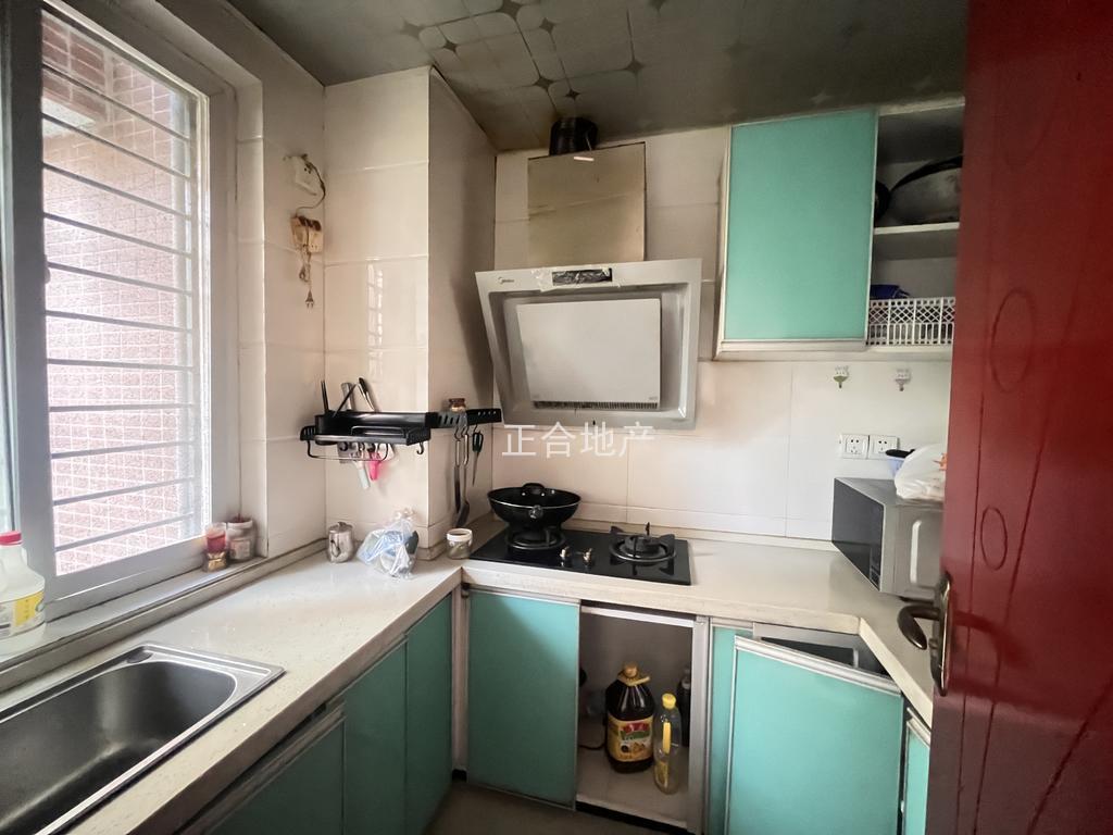 降价了，业主亏本急甩，一中对面，电梯精装三房两卫，带超大露台，快来捡漏，证满二