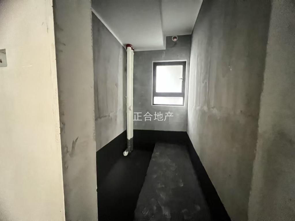 急售，城南，吾悦华府现房，毛坯大3房2卫，中间好楼层，带车位，