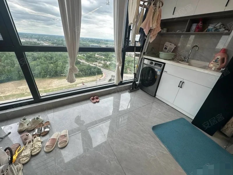 ？亏本出售，沔阳公园旁，清华园，精装3房2卫，成色新，证满二