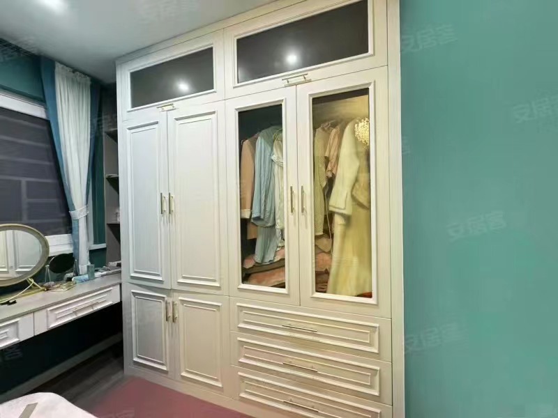 298，城南，品质小区，御台公馆，边户精装两房+阳光房，东边户，成色新，南北通透，几乎未住