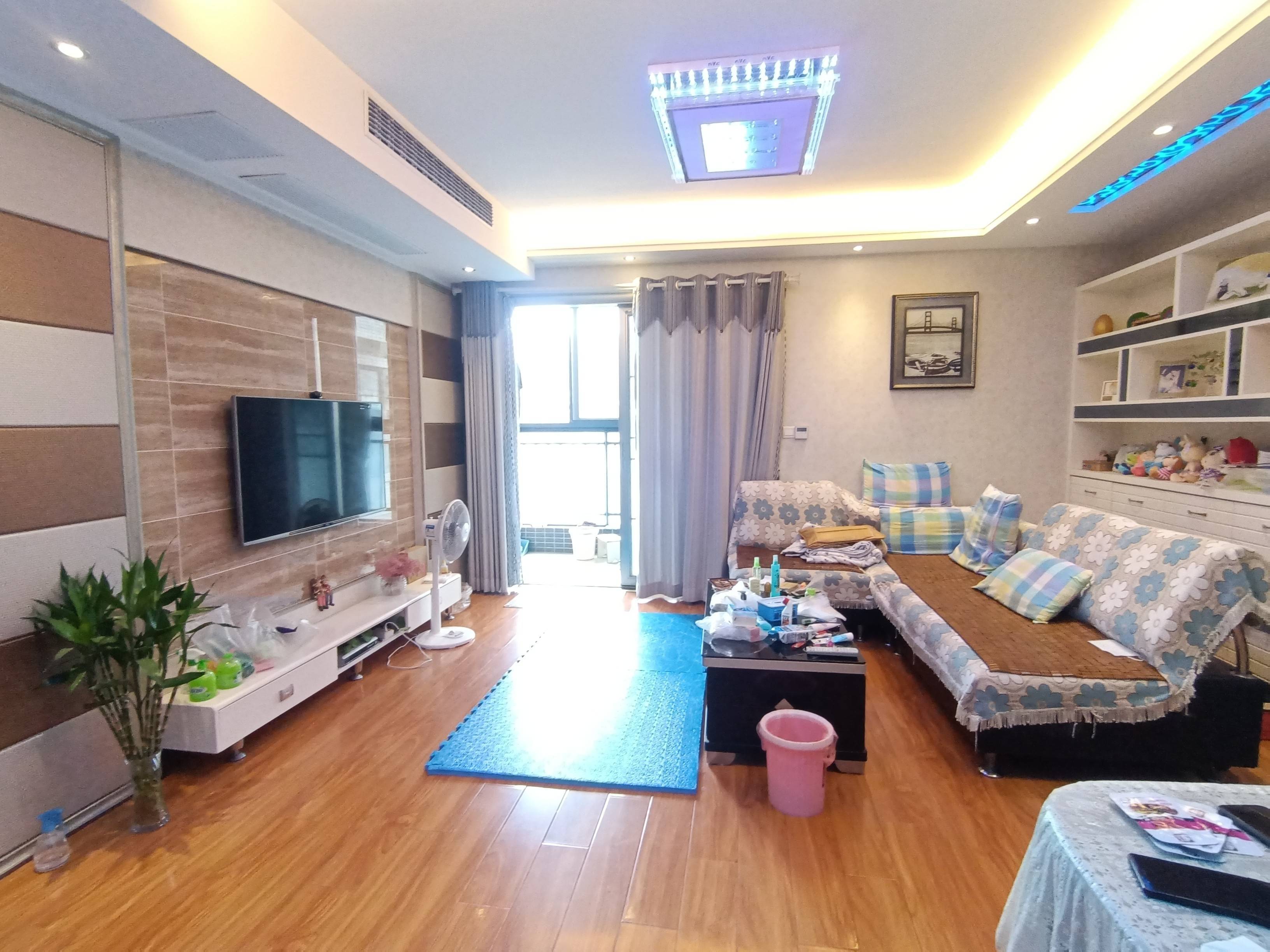 捡漏了 ，业主急卖，精装2房，大阳台，采光好，商圈成熟