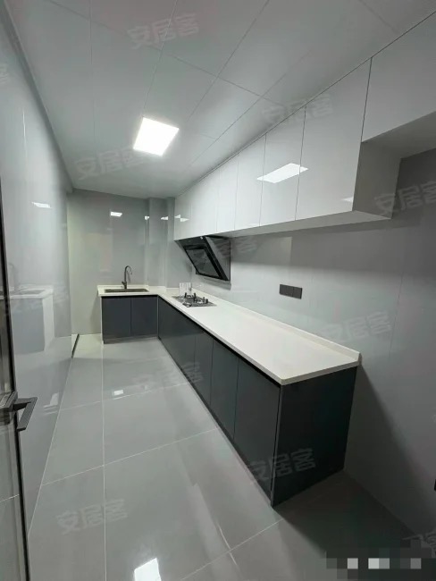 急售，城西，锦绣江山，中间好楼层，全新装修，证满二