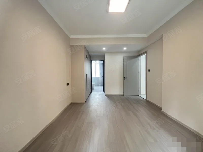 138，森林国际城，低楼层。精装三房，上学方便，采光好，全新装修，拎包入住，边户，老证