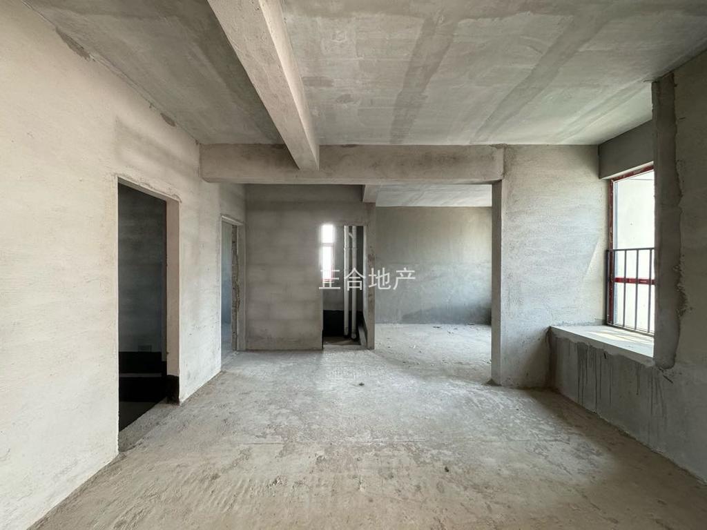 急卖，大捡漏❗️❗️三中门口的房子❗️❗️风和日丽，送车位现房交付，毛坯四房，好楼层，