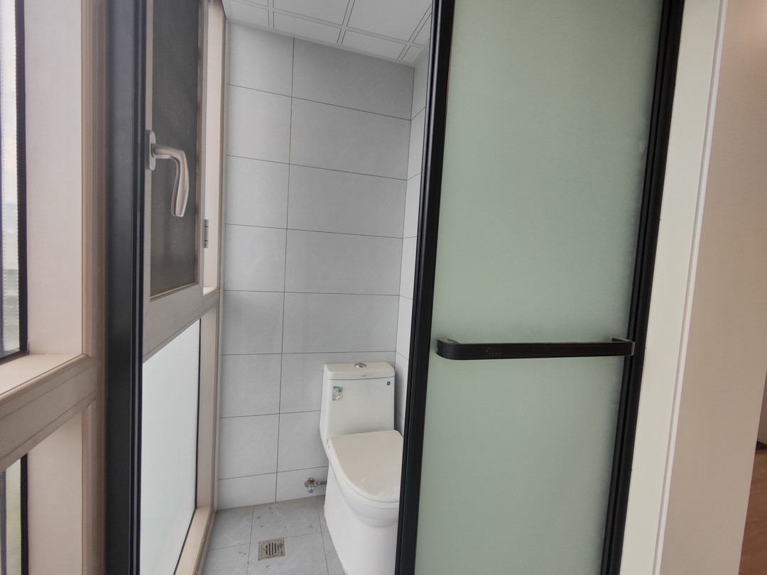 城西仙小附近，紫润尚城精装三房两卫，成色非常新，毛坯价出！