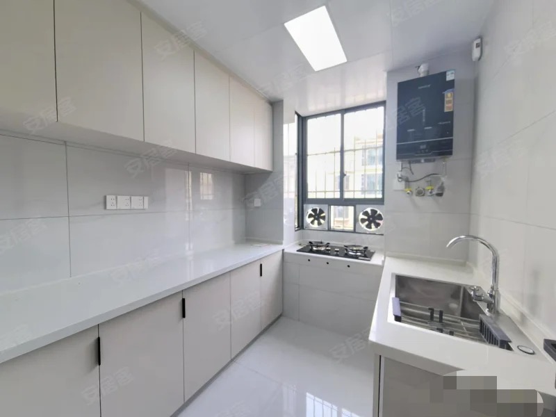 新八中附近，全新精装三房，步梯2楼，南北通透，采光好，有证