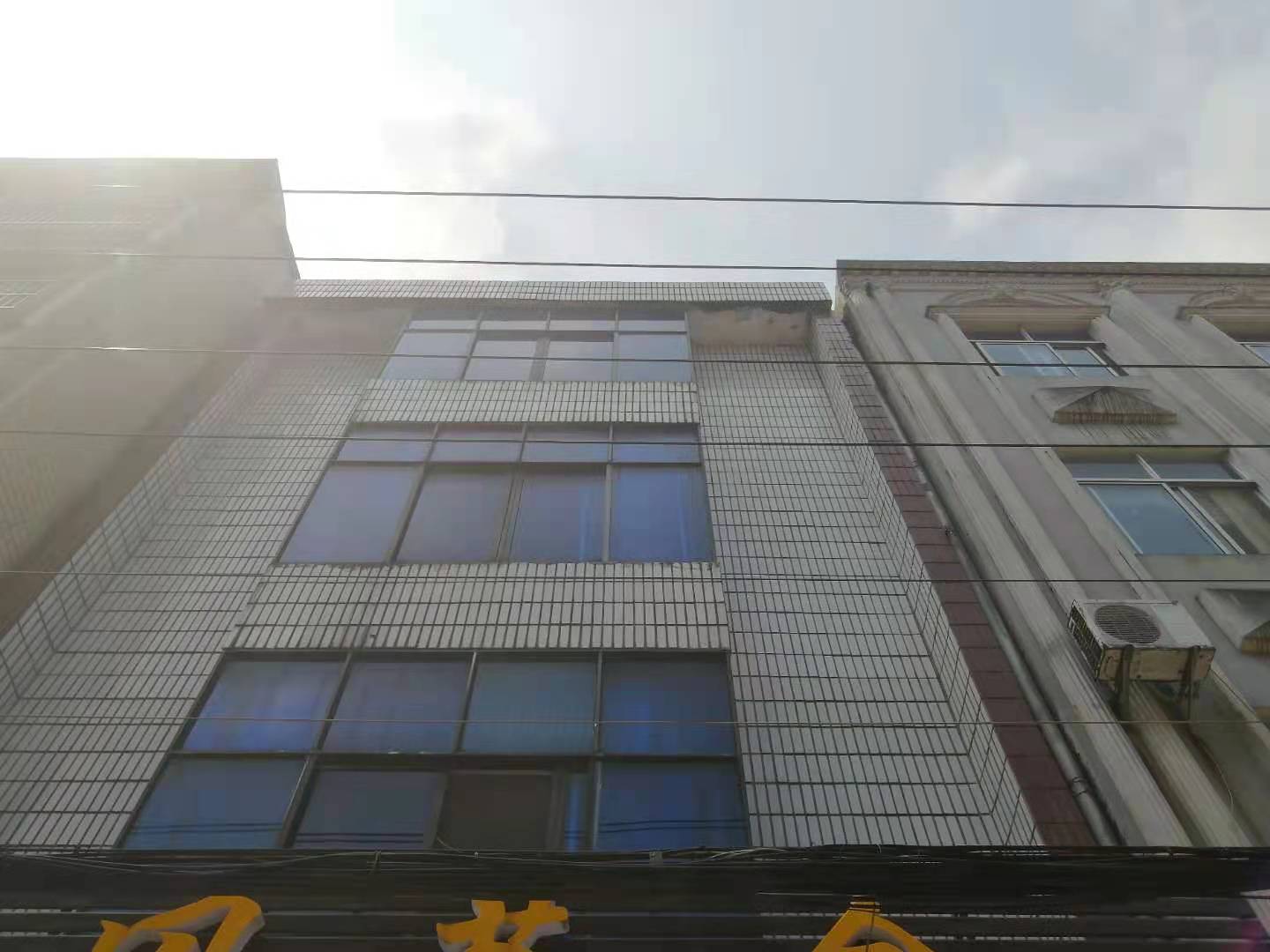 私房 黄 金中心街 2间4层 有证 可过户 门口可以走大货车 非常方便