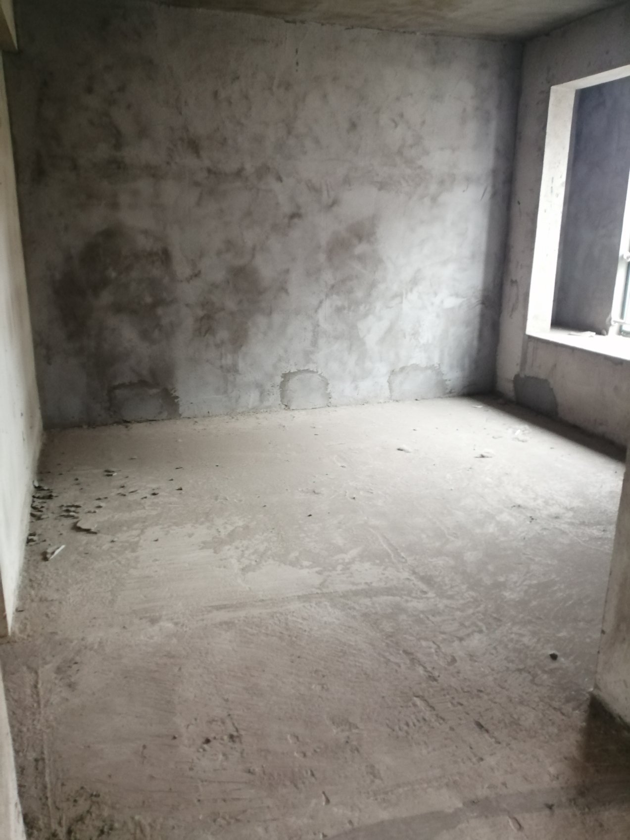 新城一号二期毛坯边户，南北通透，证满二