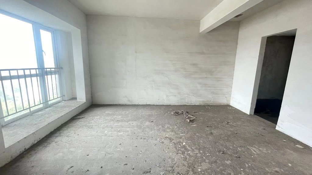 福星城.毛坯三房.还送超大阳台.看房方便