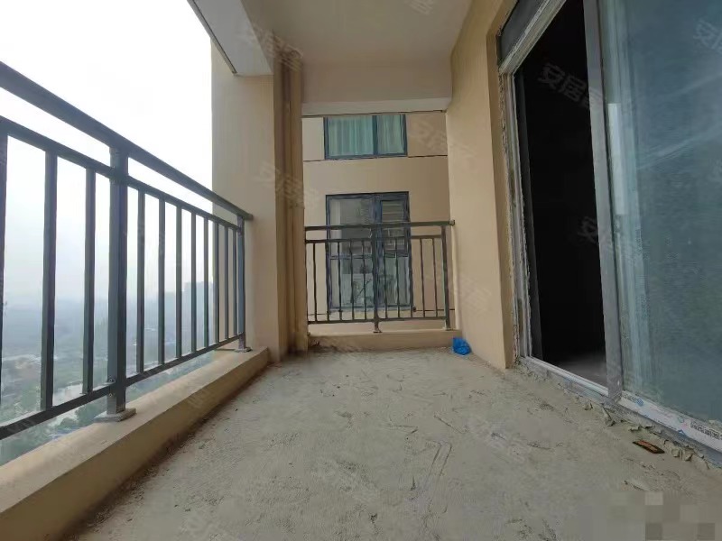 房东诚心出售，城南，南国明珠，​电梯中间楼层，单价4400，视野开阔，证满二