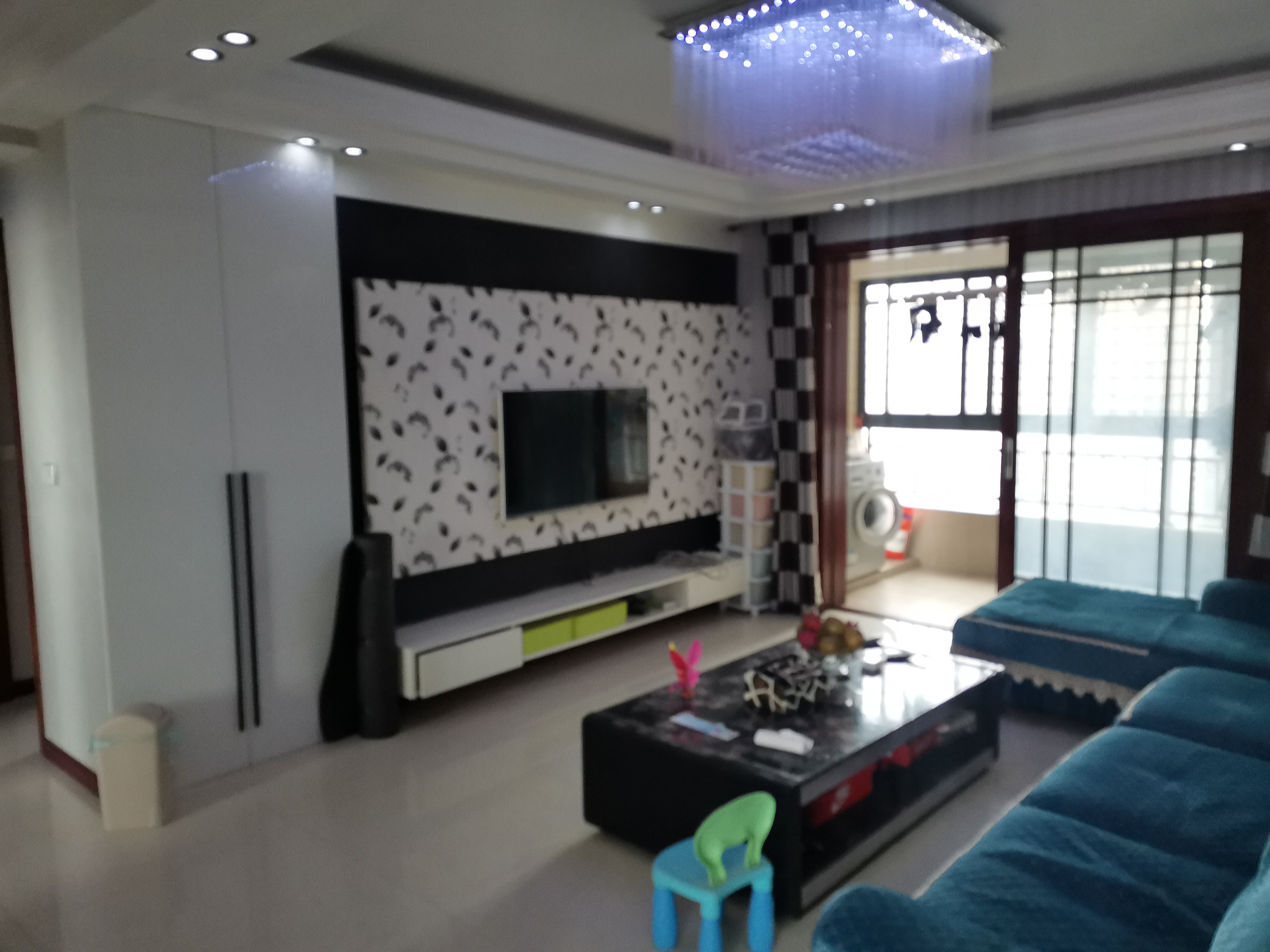 御景名邸精装三房两卫，中间好楼层，家里保养的非常好，户型通透诚意出售