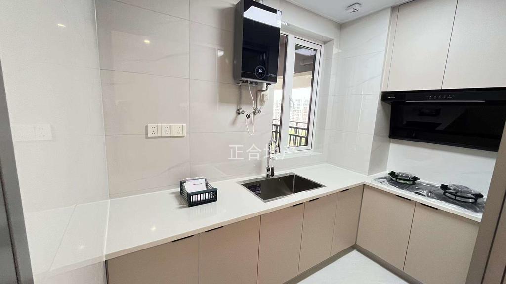 城南，森林国际北苑，一天未住，全新装修，精装三房，好楼层，证满二，拎包入住，