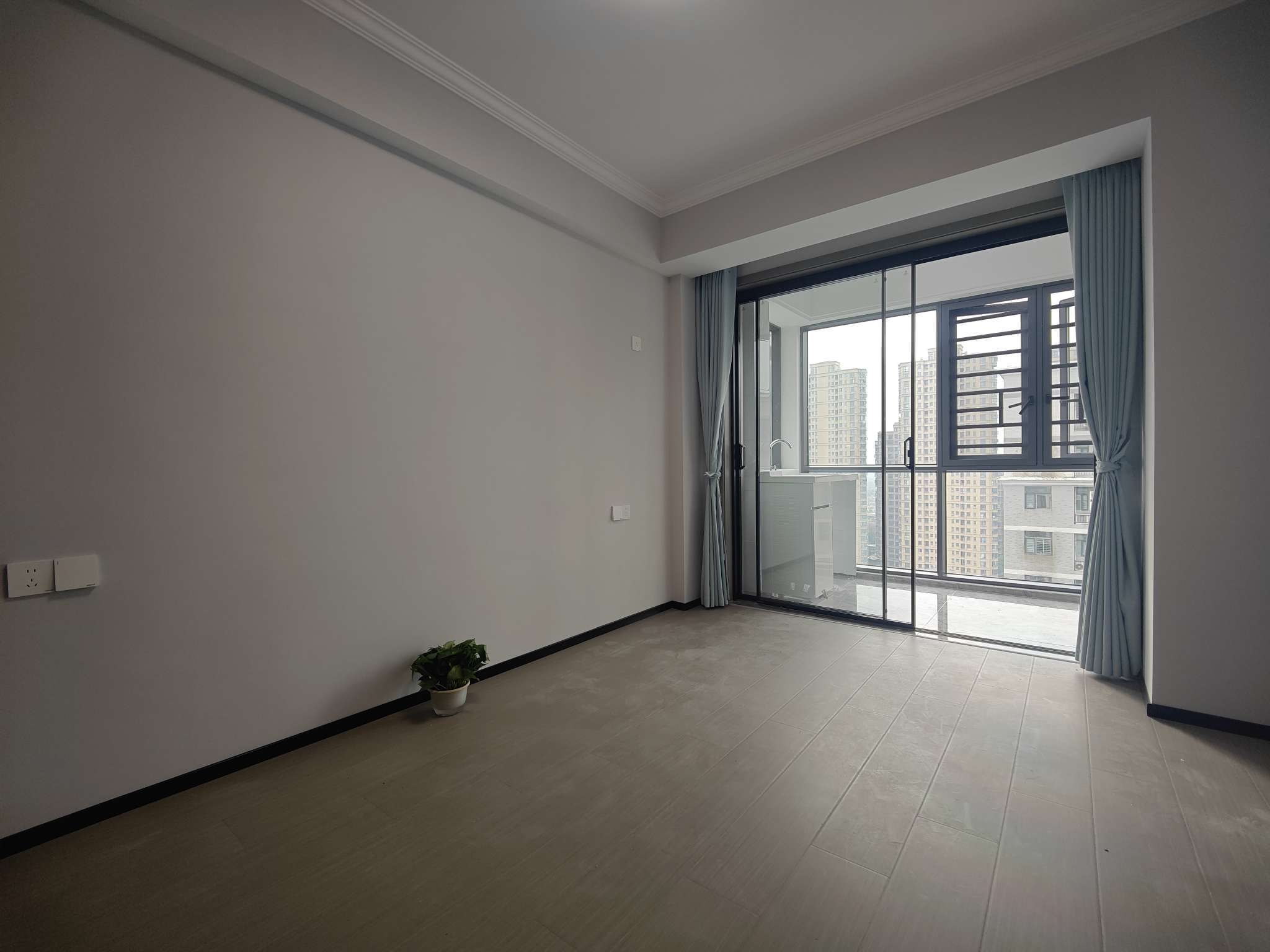 田园国际全新精装修电梯房没有住过现在买现在就可以住！