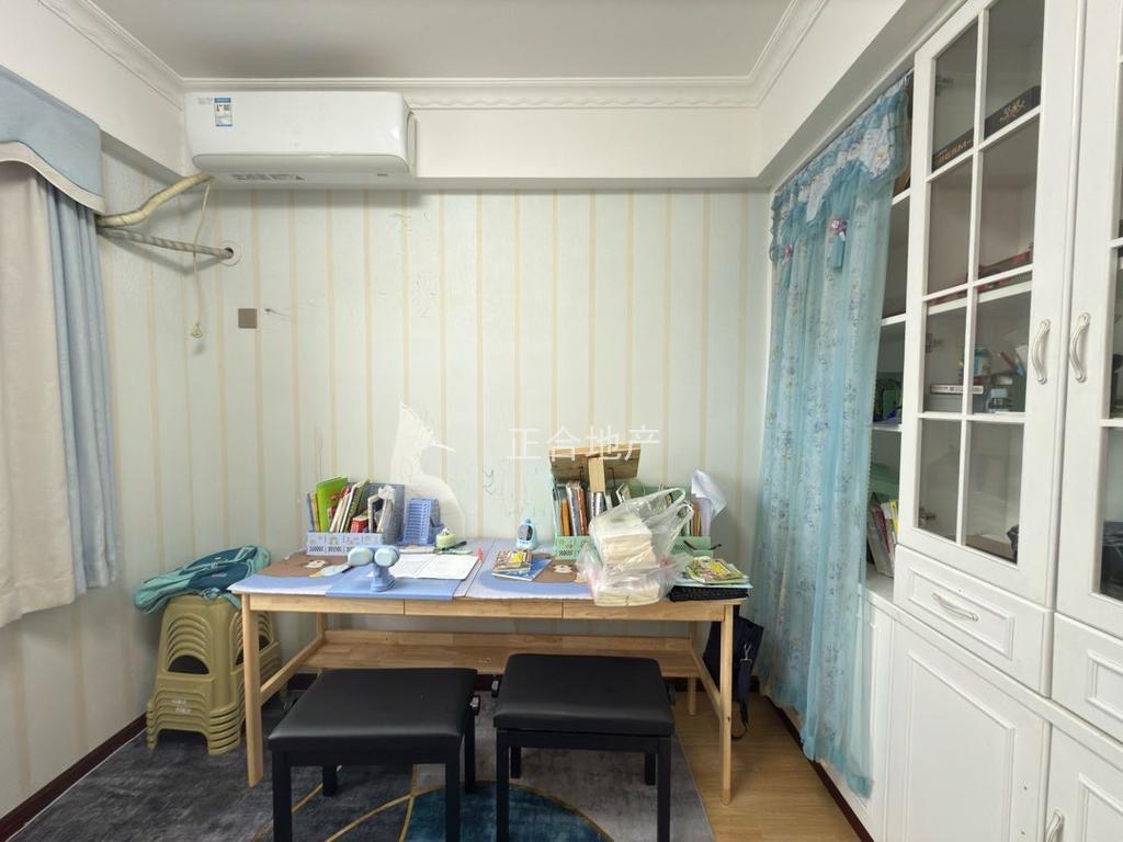 捡漏，业主诚心出售，森林国际，精装三房双书包，双湖景房。​电梯好楼层