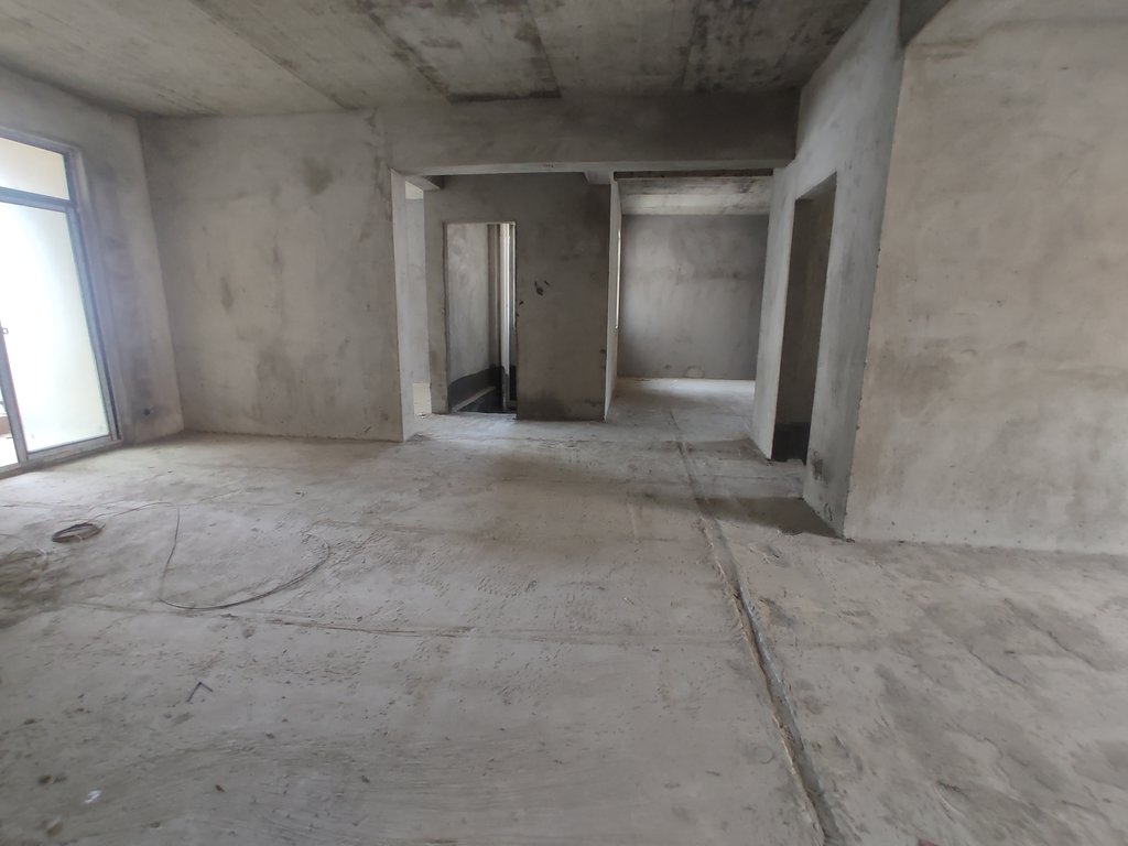 康湾一品.毛坯大三房.中间楼层.看房方便