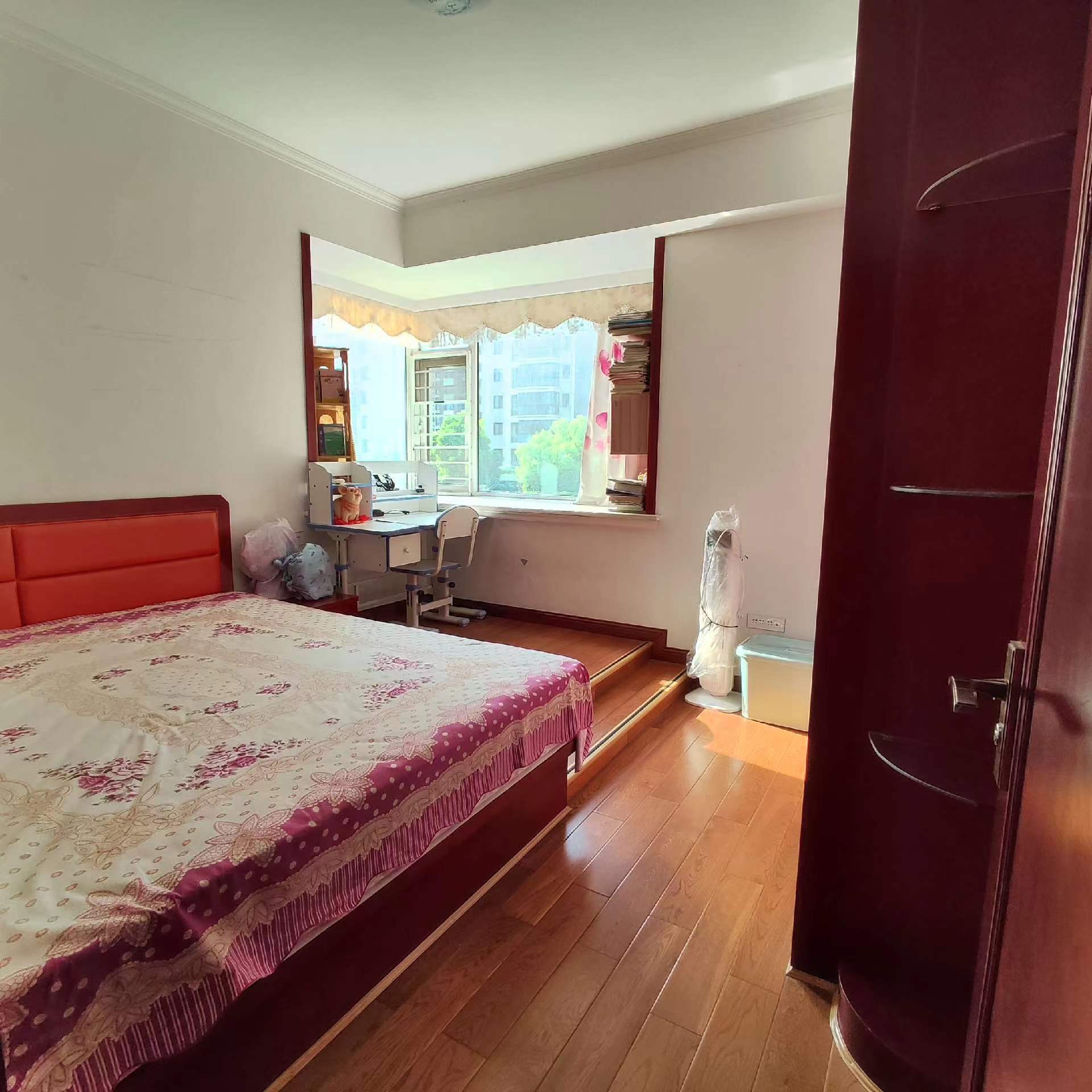 中央华府.精装四房.房子成色新.下楼就是學笑.看房方便