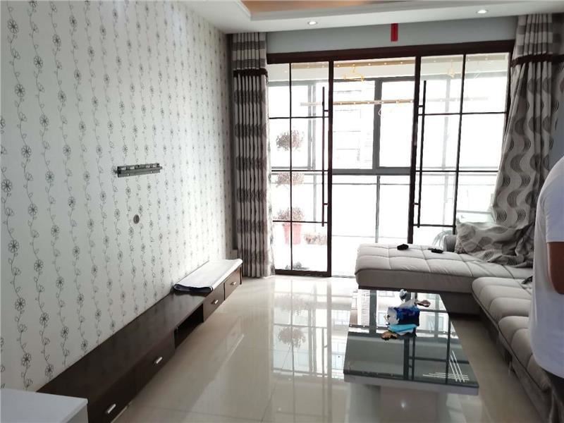 品质小区中央华府，精装三房，城西出售！95平，63万看房方便