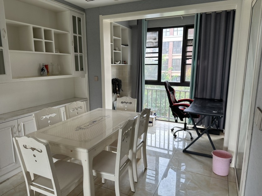 城南，新城壹号五期，6层高电梯洋房，中层，装修全送1梯2户，成色新